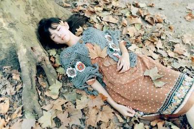 情感障碍的他，在母亲身旁，挣扎与依赖交织的复杂情感